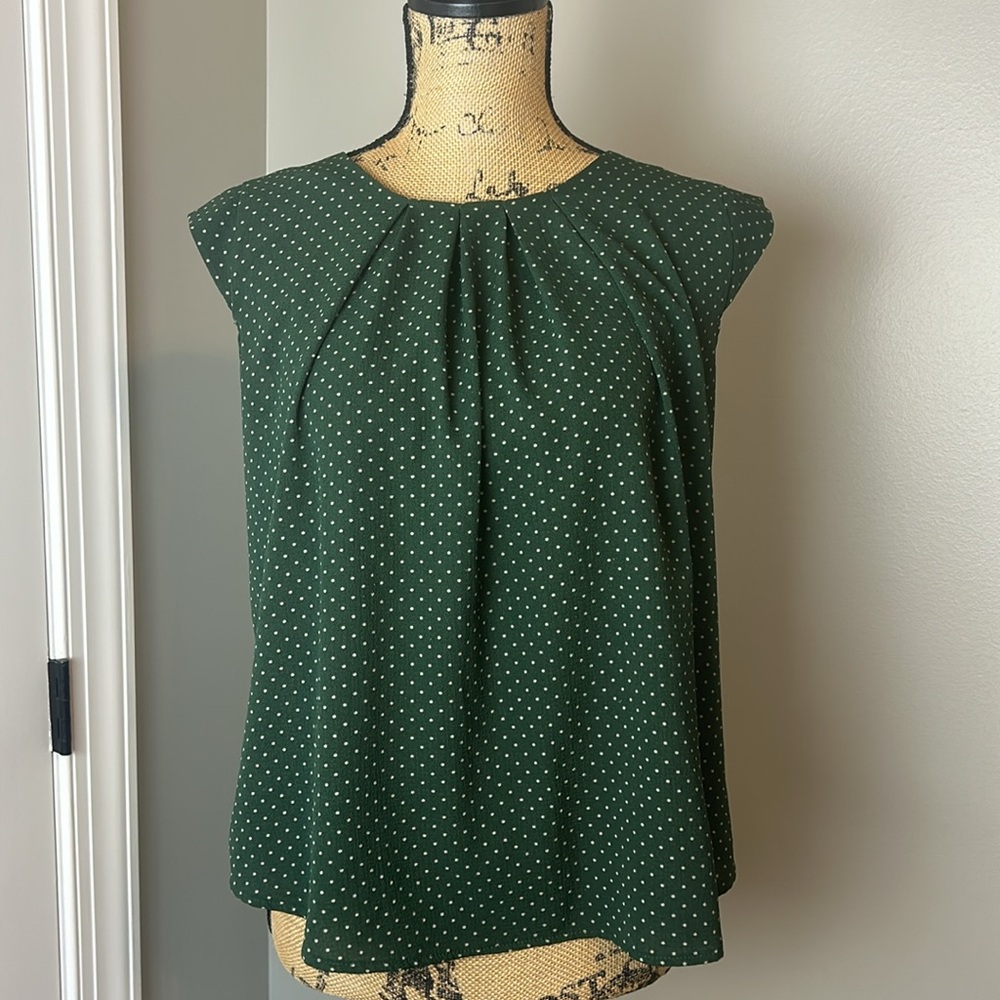 Sleeveless Green Polka Dot Pleated Shell Top